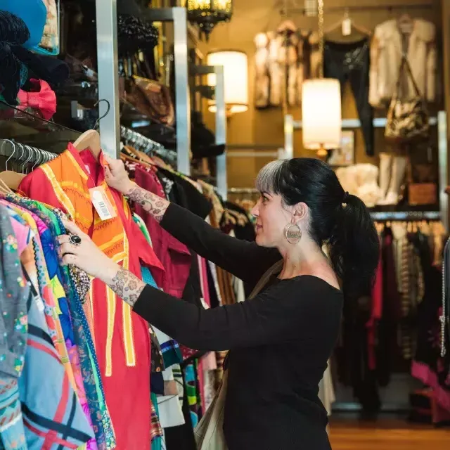 A woman shops in a 贝博体彩app boutique.